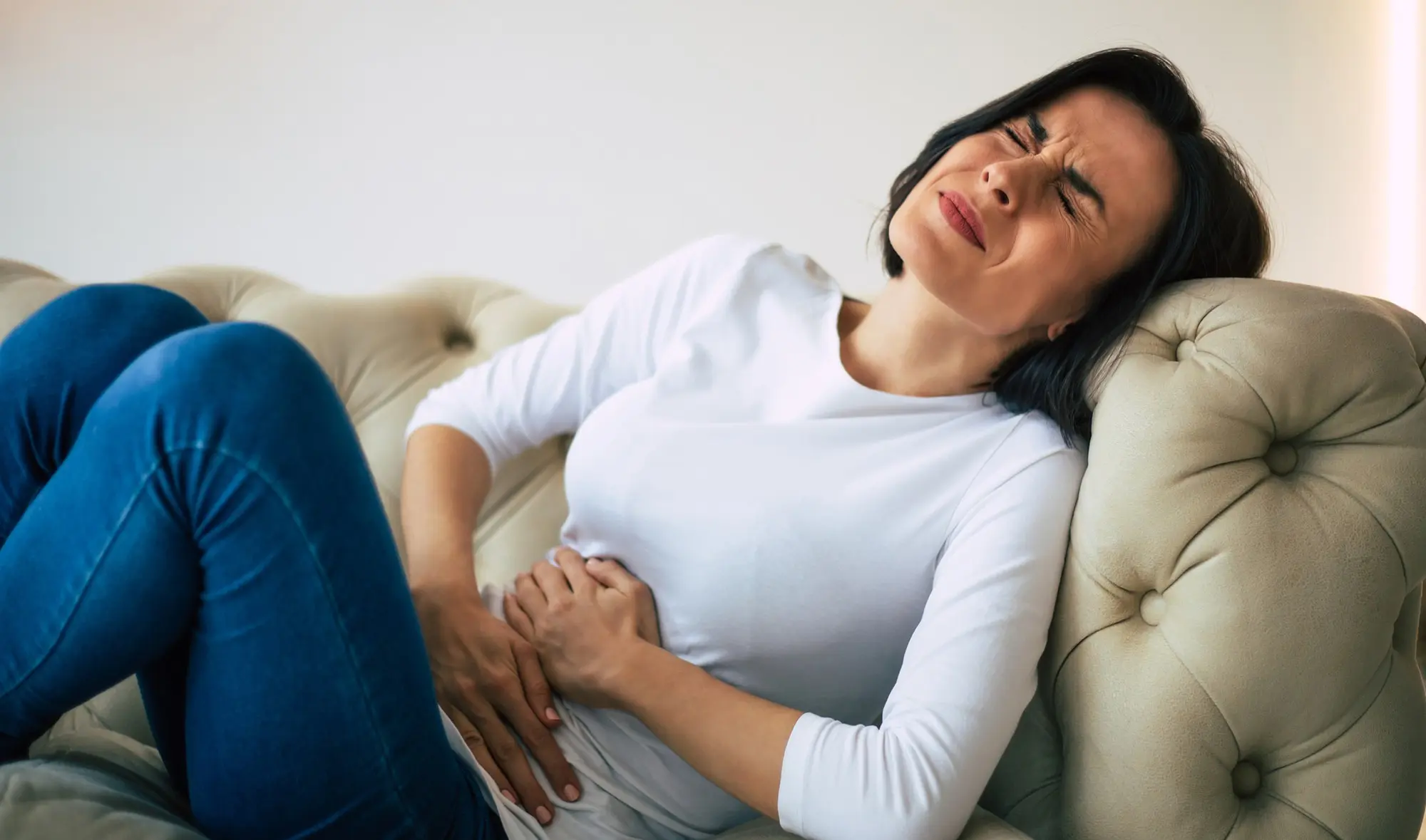 Sensación de distensión y molestia en la parte baja de la barriga